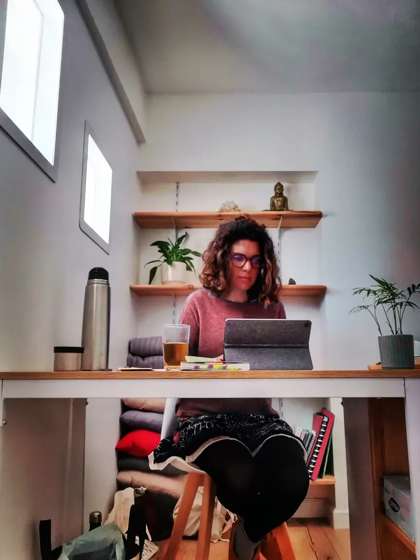 Sandrine à son bureau, dans son cabinet lumineux.
