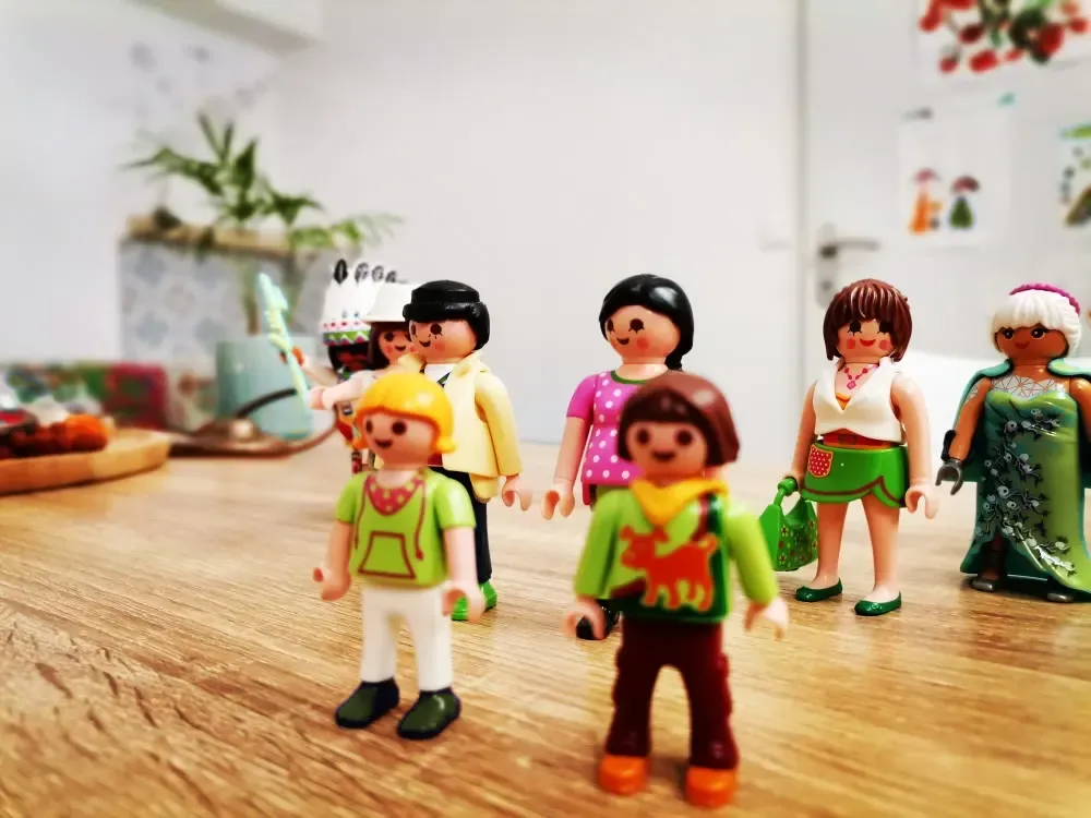 Des figurines Playmobil disposées sur une table pour une constellation avec un enfant.